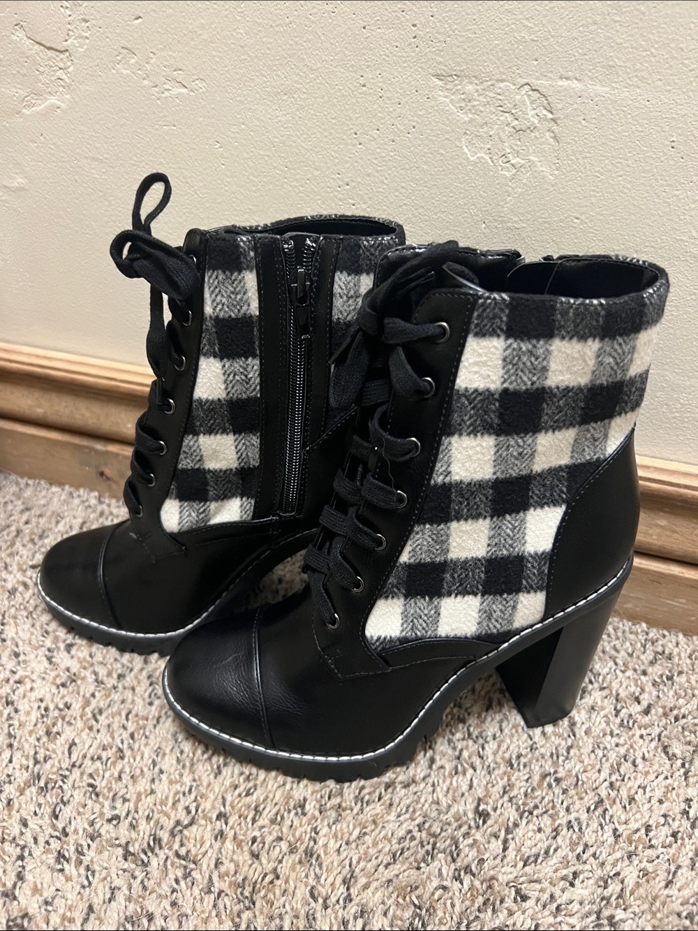 NWOT Plaid Lace-Up Block Heel Ankle Boots - Black & White